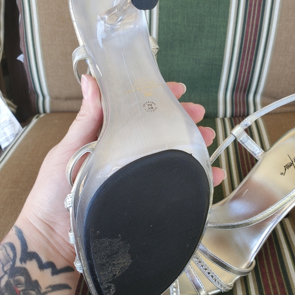 Jacqueline Ferrar Silver Clear Bottom Heels. Size 9. - Picture 3 of 4